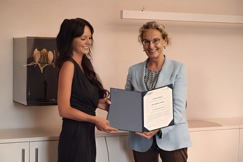 Photo. Rector Prof. Dr. Ursula M. Staudinger presents the certificate to Dr. Sandra Hummel.