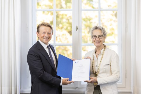 Philipp Lorenz-Spreen and TUD Rector Ursula Staudinger during the presentation of his appointment certificate for the Professorship of Computational Social Science.