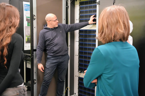 Carsten Tiede zeigt auf technische Elemente