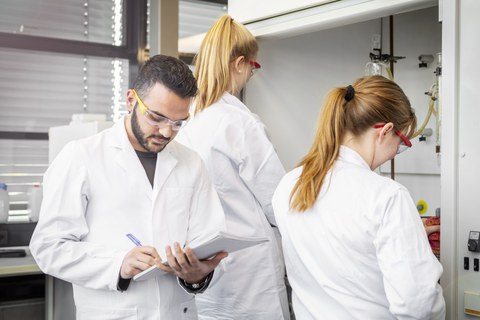 3 students working in a lab
