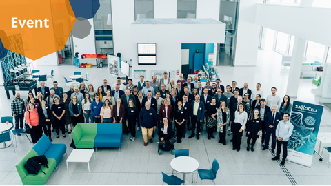 Gruppenfoto des SaxoCell-Teams im Foyer des Zentrums für Regenerative Therapien Dresden (CRTD).