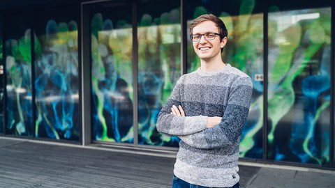 Felix Wagner vor seinem Bild vor der Tür des CRTD