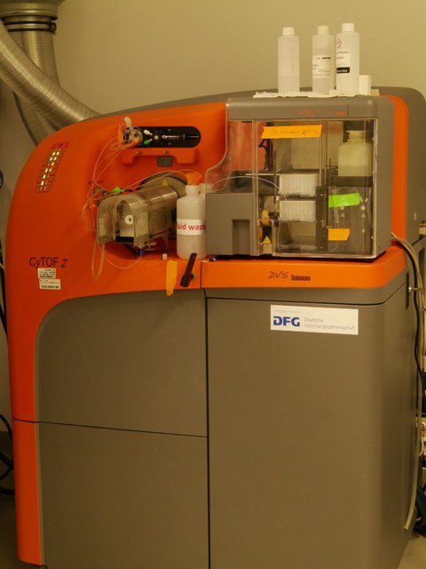 The picture shows the instrument CyTOF 2, which is 2nd version from the CyTOF. CyTOF 2 has a width of 97cm, a height of 1,32cm and a depth 79cm. His weight is 285kg. 