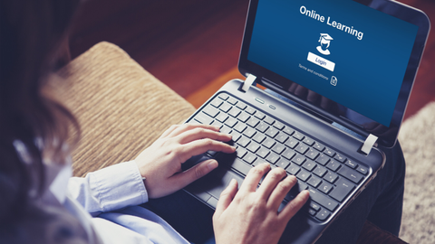 Ein geöffneter Laptop mit einer Startseite zum Online-Learning-Login