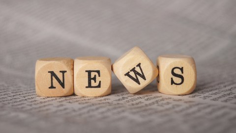 vier Würfel mit der Aufschrift News