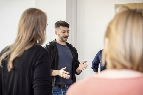 Gruppe von Menschen im Gespräch