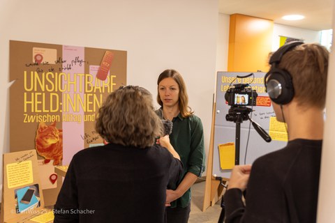 Das Bild zeigt eine Person im Interview
