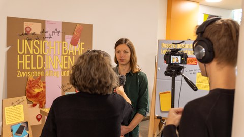 Das Bild zeigt eine Person im Interview
