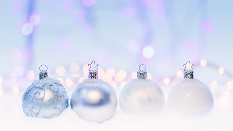 Weihnachtliche Glaskugel in Silber