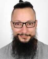 Foto: Mann mit schwarzer Brille und schwarzem Bart