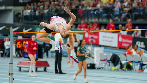 Foto Sportler beim Hochsprung