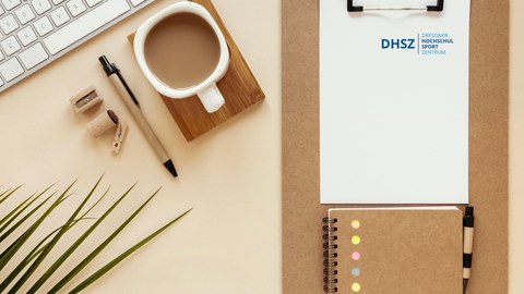Foto Schreibtischplatte mit Block, Kaffeetasse, Stift und Tastatur