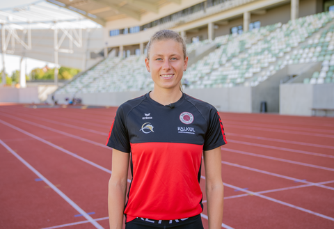 Vivienne Morgenstern, Sportstipendiatin, im Hintergrund eine Tartanbahn im Steyerstadion