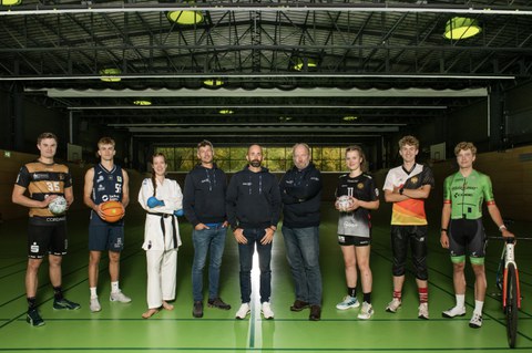 Gruppenbild der Sportstipendiat:innen des Studienjahres 2025-26 und des DHSZ-Vorstandes