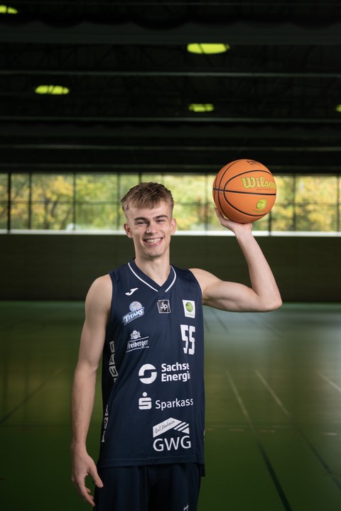Georg-Richard Kupke. Sportstipendiat, mit Basketball