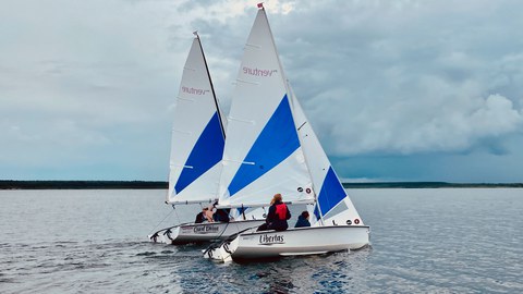 Foto zwei Segelboote auf dem Wasser
