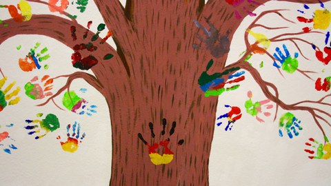 Bunte Kinderhände
