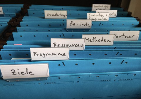 Mehrere Blaue Aktenordner hintereinander gestapelt.