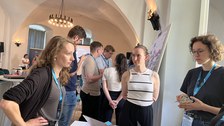 Gruppe bespricht Businessplan drin mit Mentorin