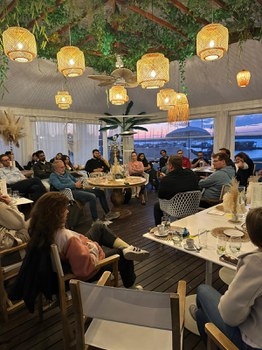 Abendveranstaltung, bei der Gründer von ihren Gründungsgeschichten erzählen