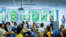 Gruppe sitzt in Stuhlreihen