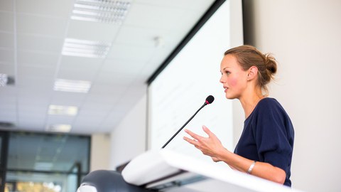 Professorin an Podium