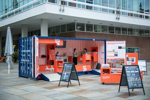 Ausstellungscontainer Bakteriopolis vor dem COSMO Wissenschaftsforum am Kulturpalast