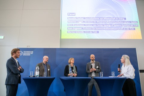 Impuls mit 5 Personen auf einem Podium