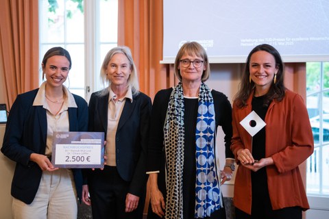 Nachwuchspreisträgerinnen mit Preis und Laudatorin