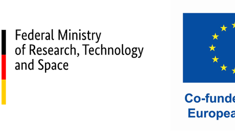 Schriftzug gefördert durch Bundesministerium für Bildung und Forschung und Bundesadler, rechts: EU-Flagge mit Schriftzug kofinanziert durch die Europäische Union