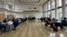Gruppenarbeit an den Thementischen während des IDEENSTUDIOs zum Thema Energieforschung