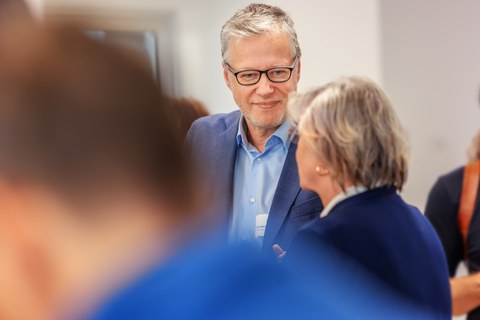 Personen unterhalten sich