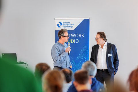 eine Person stellt eine andere Person vor