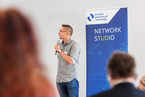 Person mit Mikrofon