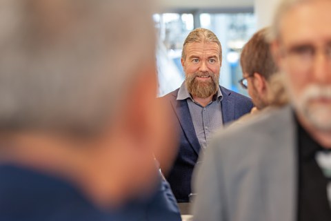 Personen unterhalten sich