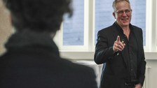 Impression aus der Veranstaltung. Menschen im Gespräch