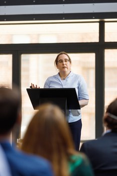 Professor Diana Göhringer (Computer Science) during her presentation at the desk.