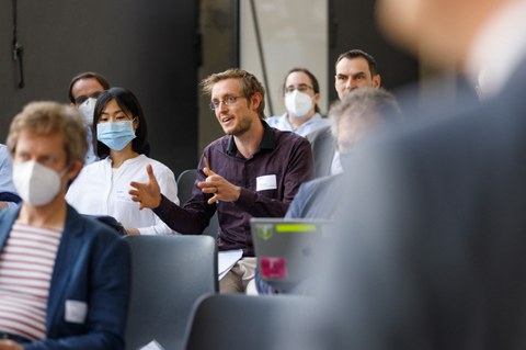 Conversation situation in the auditorium during the presentations at the event space „Kunsthalle“ of Kraftwerk Mitte.