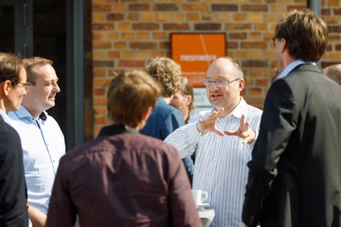 Talks in front of the event space „Kunsthalle“ of Kraftwerk Mitte.