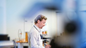 Junger Mann am Rednerpult