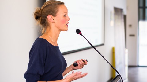 Postdoktorandin hält einen Vortrag