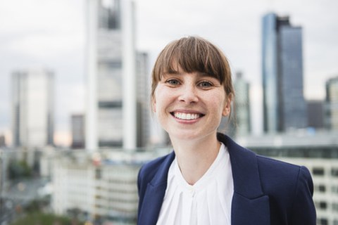 Frau steht vor Skylight