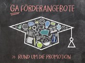 Tafel mit Überschrift "GA Förderangebote: Rund um die Promotion". Ebenfalls ist eine Skizze eines Doktorhutes mit verschiedenen Symbolen rund um die Promotion auf der Tafel zu sehen.  