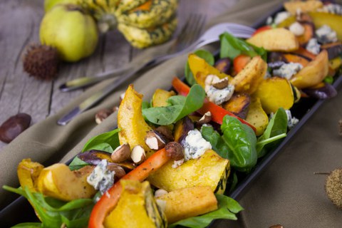 Salat mit Kürbis und Blauschimmelkäse