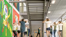 Mehrere Personen die eine bewegte Pause durchführen