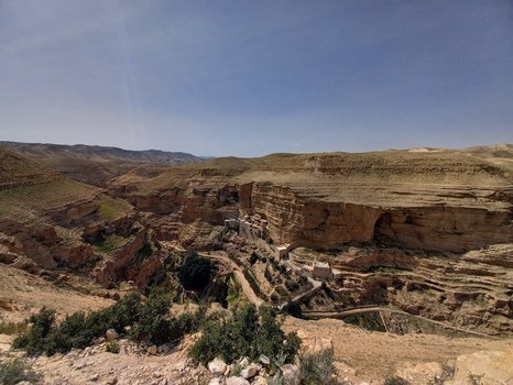 Sonnige Steinwüste Wadi Qelt