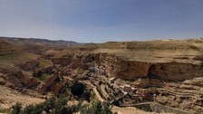 Sonnige Steinwüste Wadi Qelt