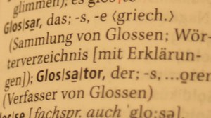 Zu sehen ist der Wörterbucheintrag für das Wort Glossar. Dort steht: Glossar, das; -s, -e <griech.> (Sammlung von Glossen; Wörterverzeichnis [mit Erklärungen])