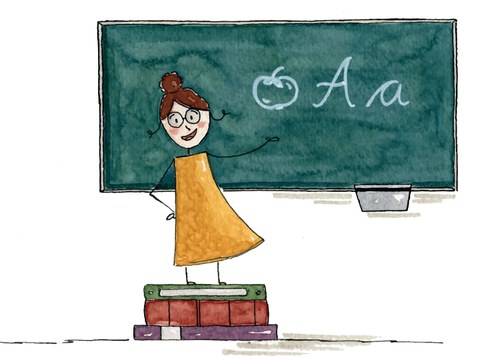 Eine Lehrerin steht auf einem Stapel Bücher und zeigt auf eine Tafel.