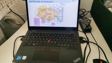 Ein Laptop zeigt die Folie "Lernformate ab Jahrgang 7" an.